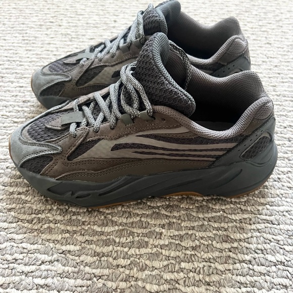 Size 5.5 - adidas Yeezy Boost 700 V2 Geode - Picture 4 of 7